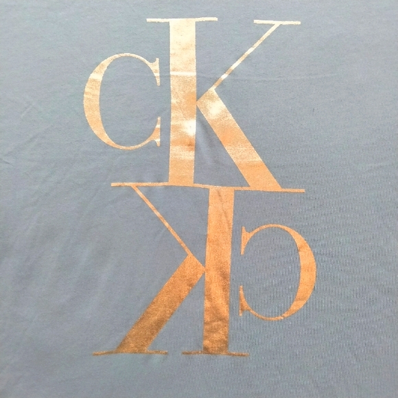 NWT 2X Calvin Klein Jeans Light Blue V-Neck Silver Foil Logo T-Shirt - Picture 6 of 8